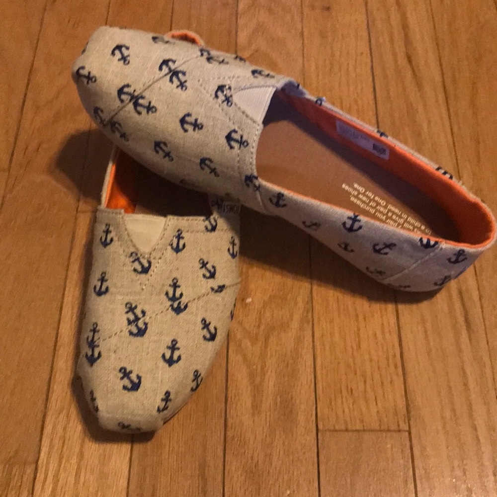 Women’s Toms classic slip ons size 7.5